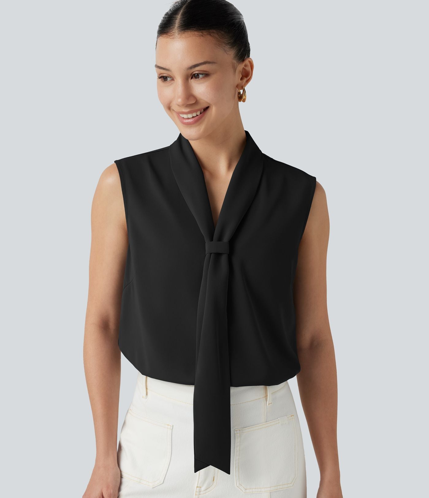 Blouse  sans manches esprit bureau défroissage facile, col V et lien à nouer