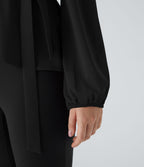 Blouse de travail à col châle, effet cache-cœur, lien sur le côté et ourlet à volants