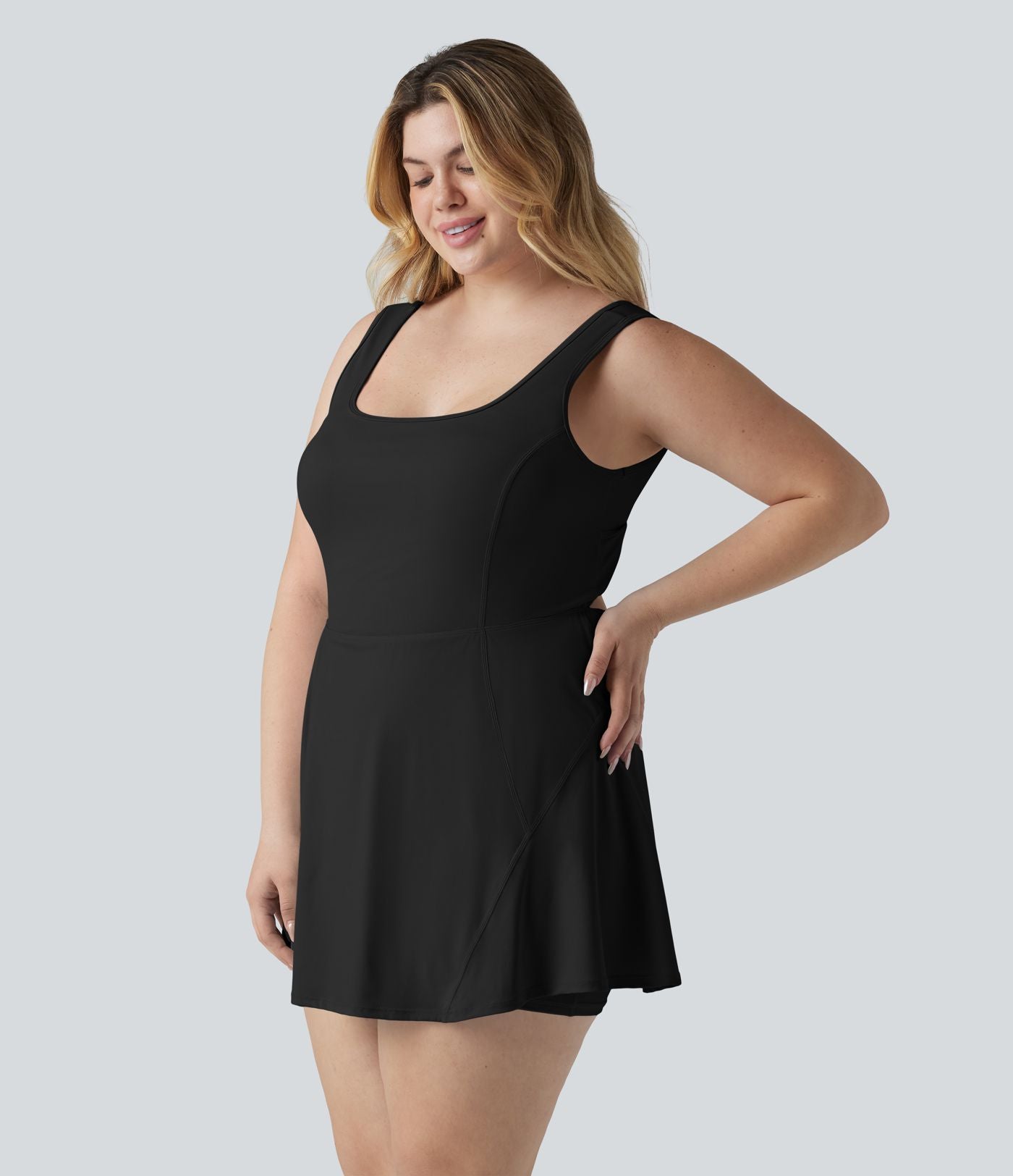 Robe de sport mini grande taille SoftlyZero™ Airy à col U avec brassière intégrée 2-en-1 effet frais InstantCool avec poches, accès facile Easy Peasy