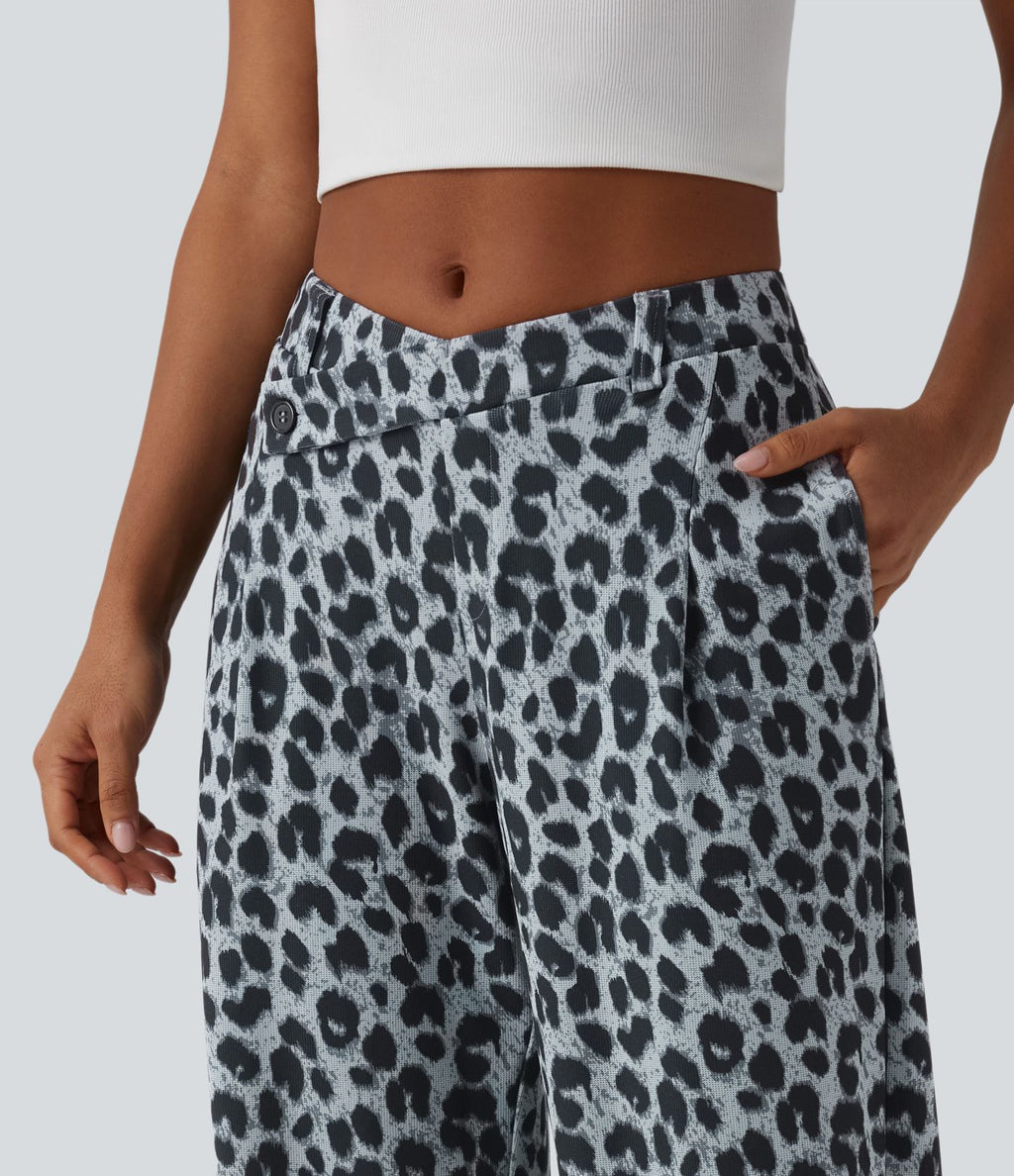 Pantalon tailleur fuselé asymétrique taille mi-haute gaufré imprimé léopard avec poches