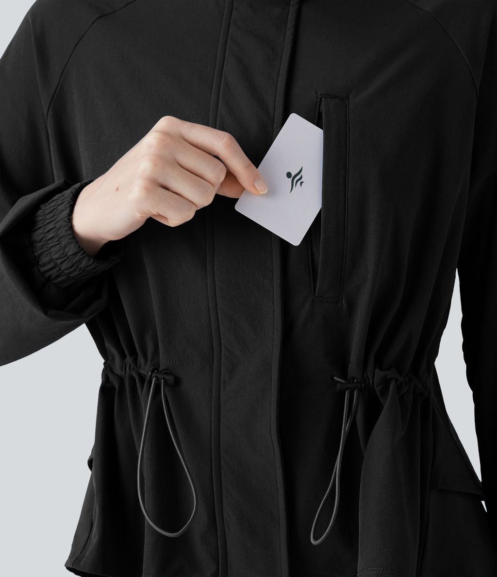Veste cape d'entraînement à capuche amovible avec cordon de serrage, mesh contrastant et ourlet à volants avec poche