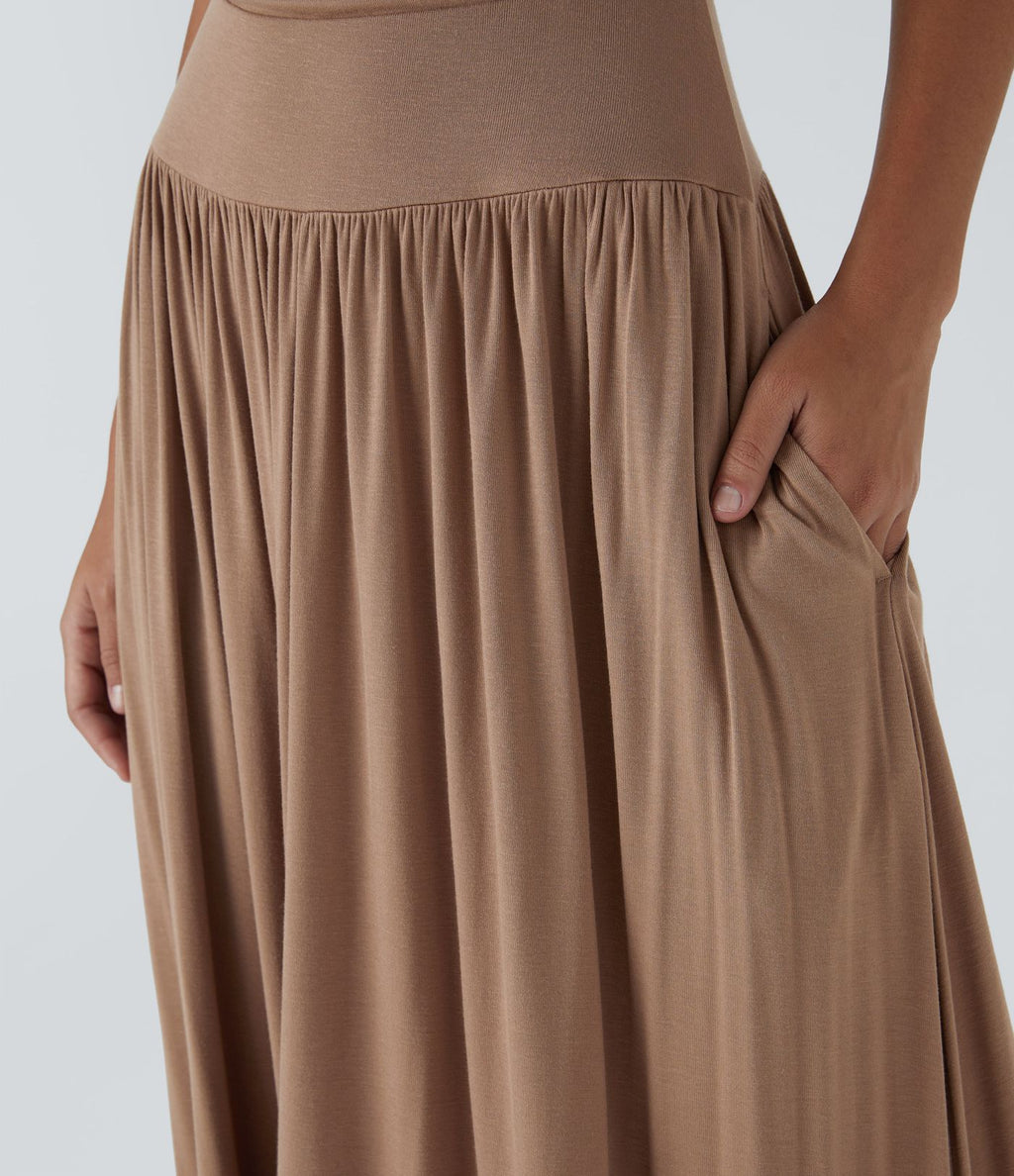 Robe longue à encolure bateau, bretelles asymétriques, côtés froncés et poches