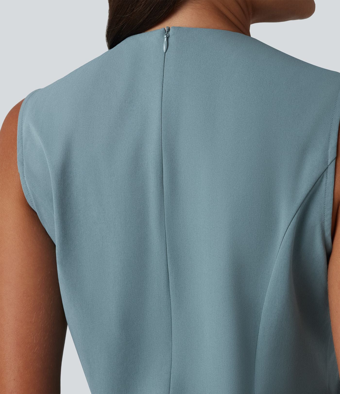Robe de bureau mini en popeline stretch plissée col V sans manches avec fermeture éclair invisible et poches