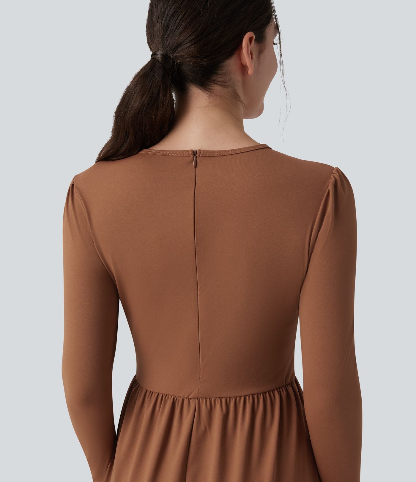 Robe tailleur mi-longue col rond manches longues ourlet à volants étagés