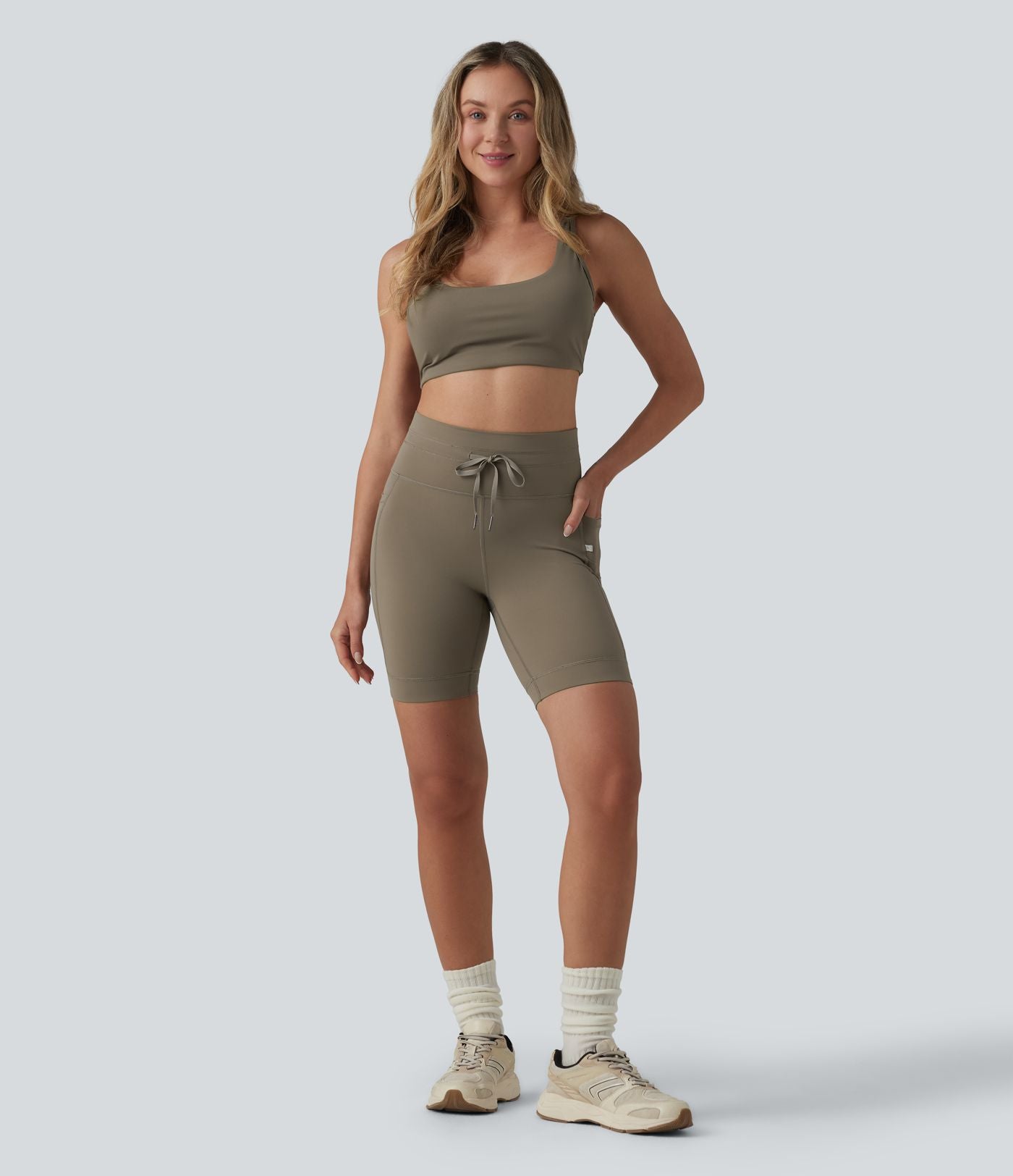 Short de cycliste yoga uni taille haute 17,5 cm avec cordon de serrage et poches
