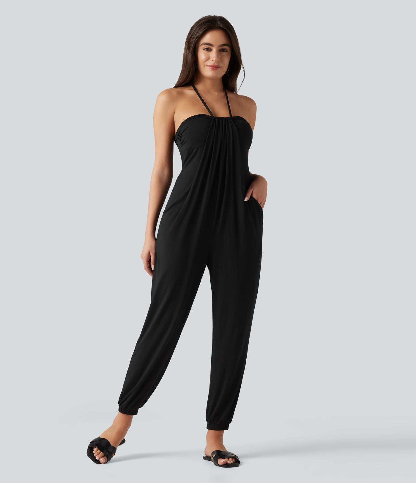 Combinaison-pantalon fuselée de style resort avec soutien-gorge intégré et dos nu à nouer, dotée de poches