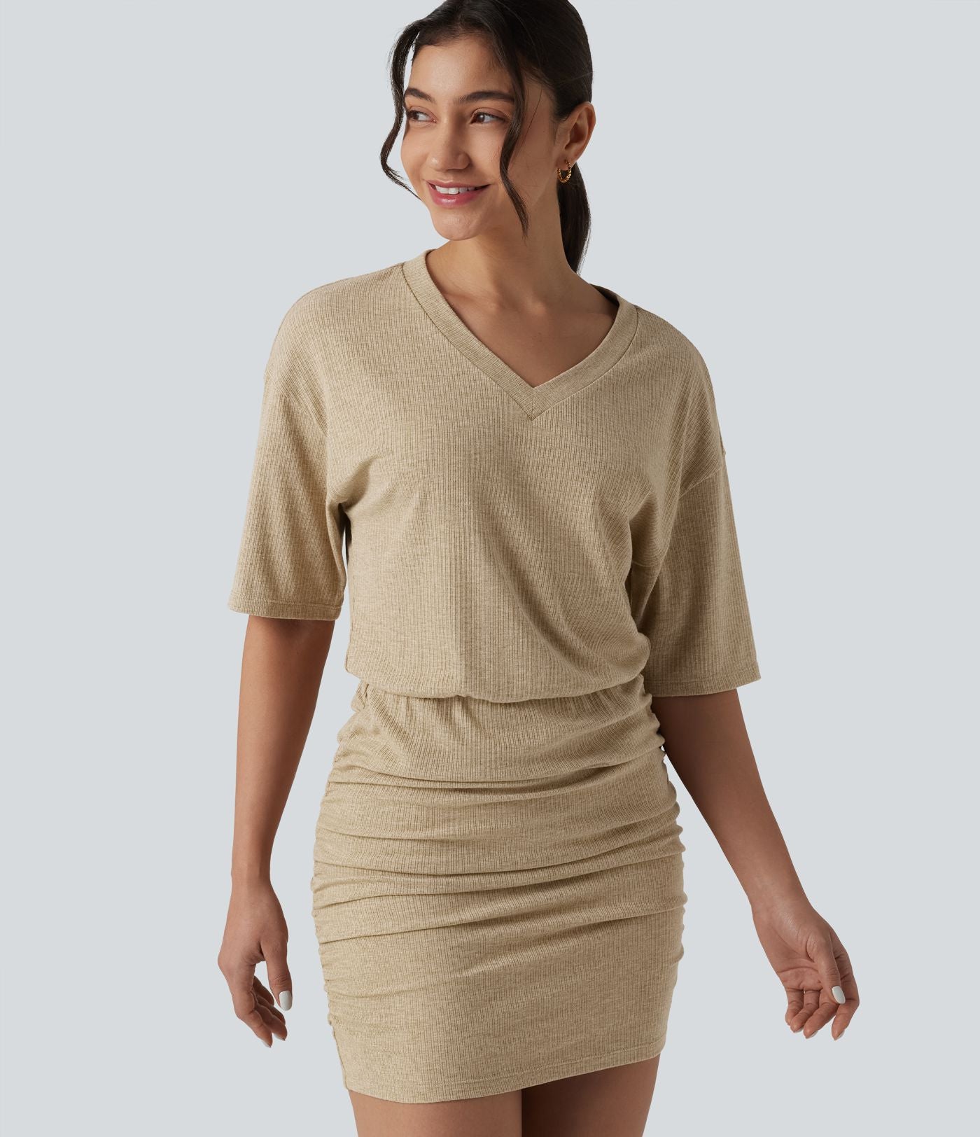 Robe mini moulante décontractée en maille côtelée, col V, manches courtes, froncée