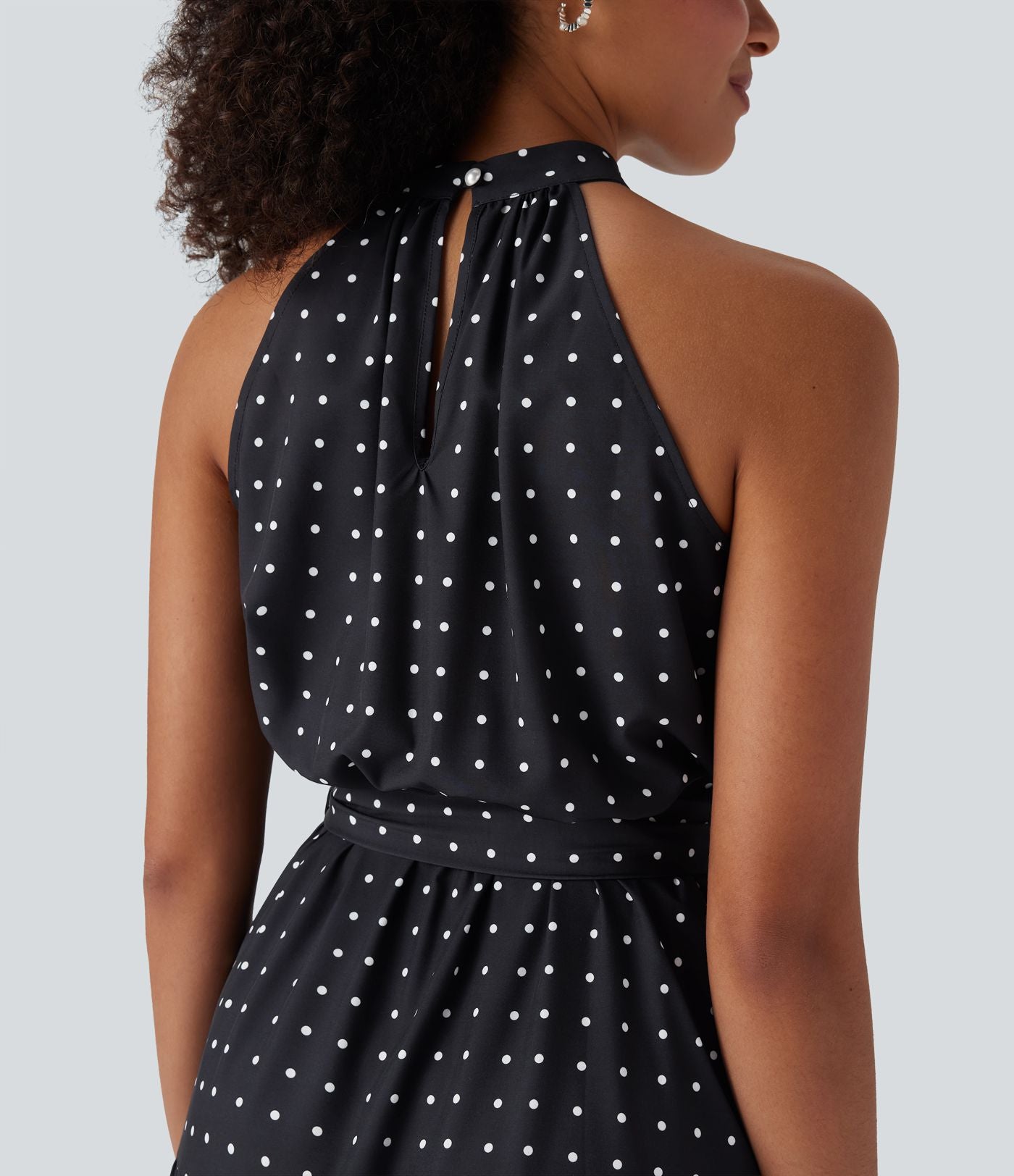 Robe mi-longue fluide de vacances à pois avec col licou, découpe dos, ceinture et poches latérales