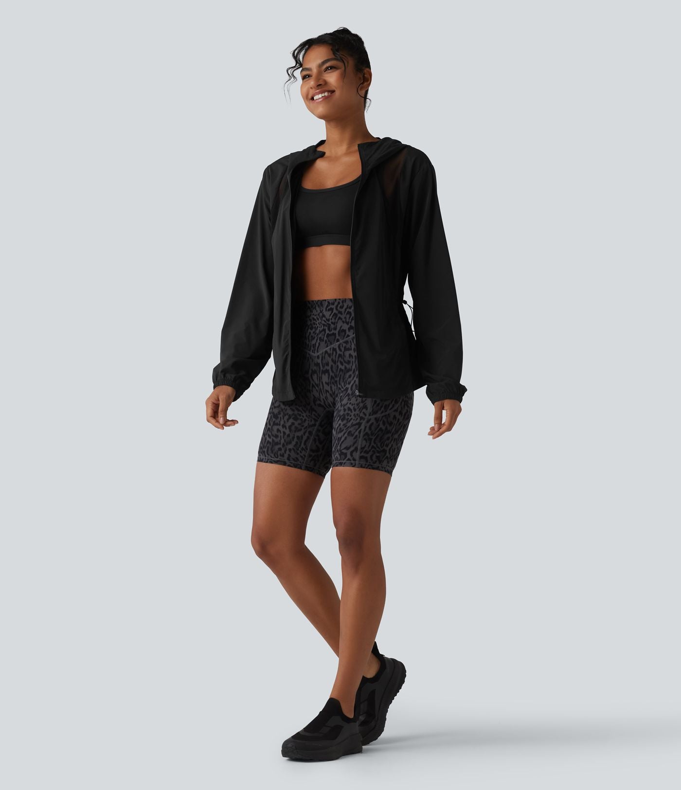 Veste de sport à capuche avec mesh contrasté, cordon de serrage et poches