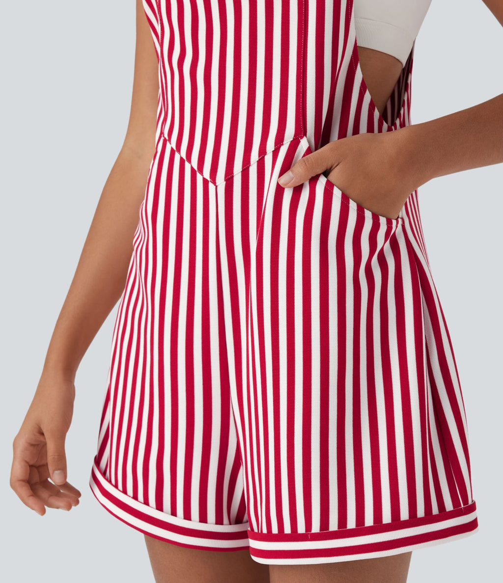 Salopette de villégiature à bretelles réglables, boutons, poches multiples, rayures et tissu gaufré