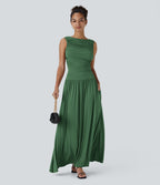 Robe longue à encolure bateau, bretelles asymétriques, côtés froncés et poches