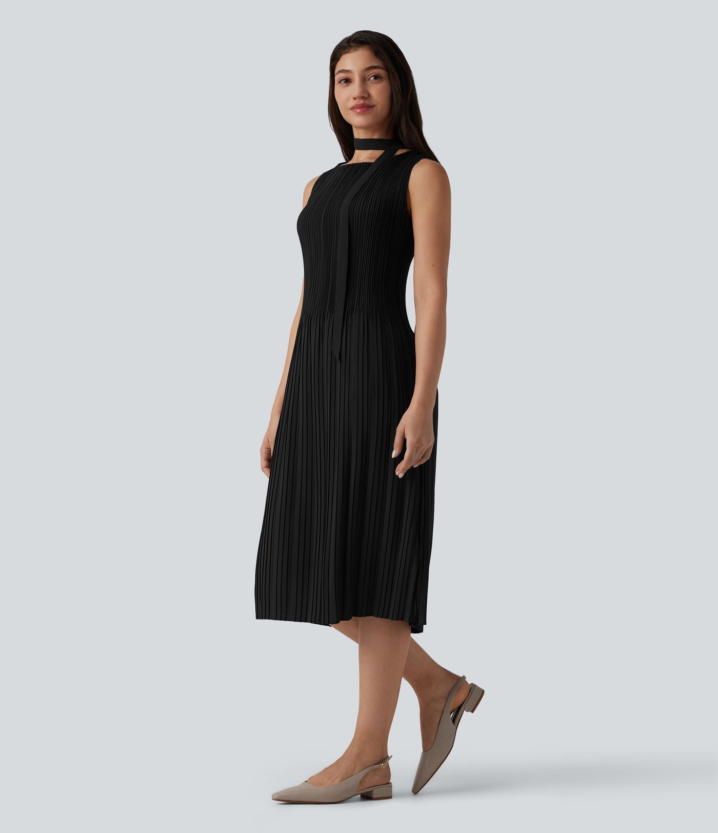 Robe mi-longue de travail ceinturée col bateau sans manches plissée