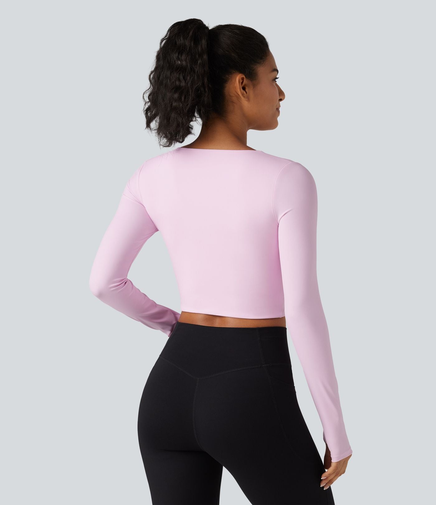 Haut de sport court de yoga à col asymétrique avec coussinets intégrés, manches longues et trous pour les pouces