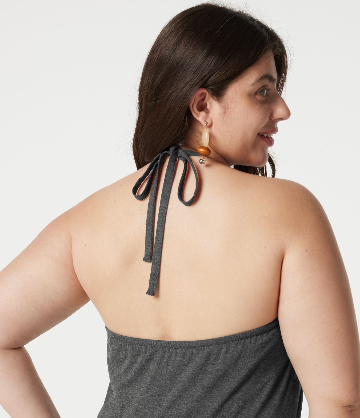 Robe maxi grande taille à col halter avec brassière intégrée, lien noué au dos et poches