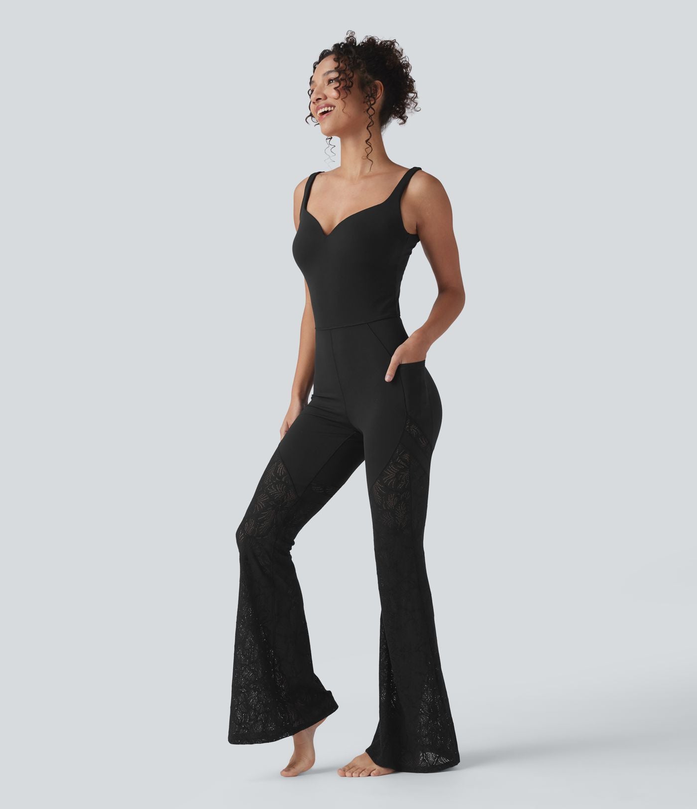 SoftlyZero™ Combinaison yoga évasée à col cœur avec découpes, dentelle contrastée et poches - UPF50+