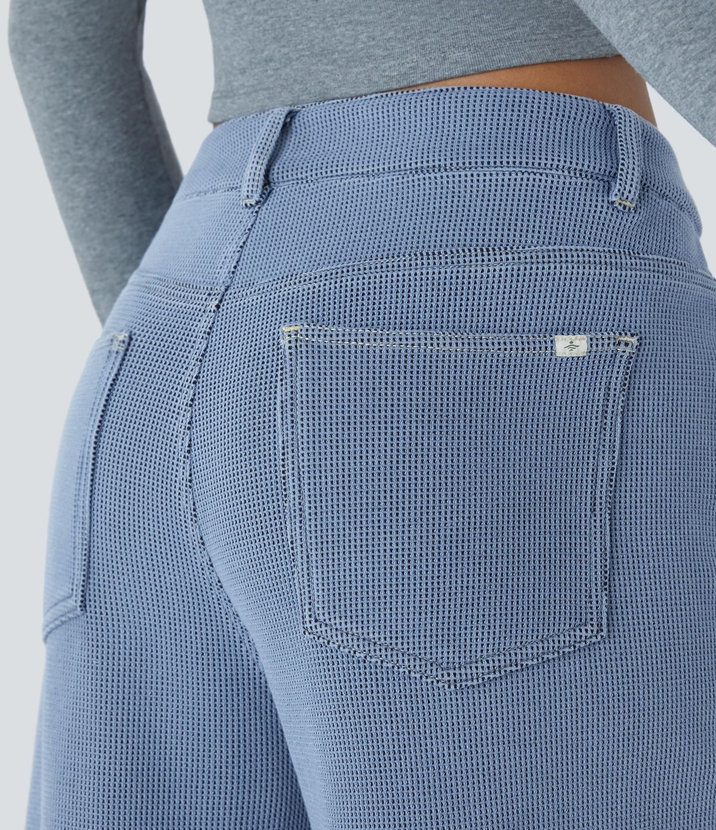 Jean décontracté taille basse en maille gaufrée extensible, jambe large avec poches multiples et fermeture zippée