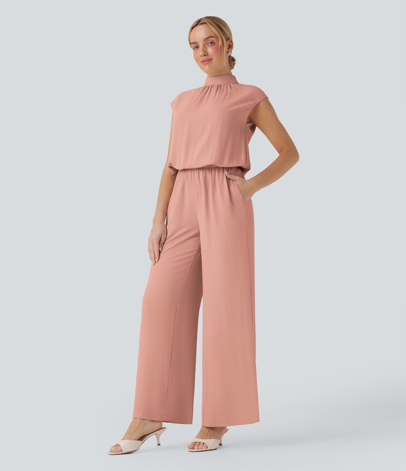 Combinaison pantalon tailleur jambes larges col montant dos goutte d'eau manches courtes avec poches latérales
