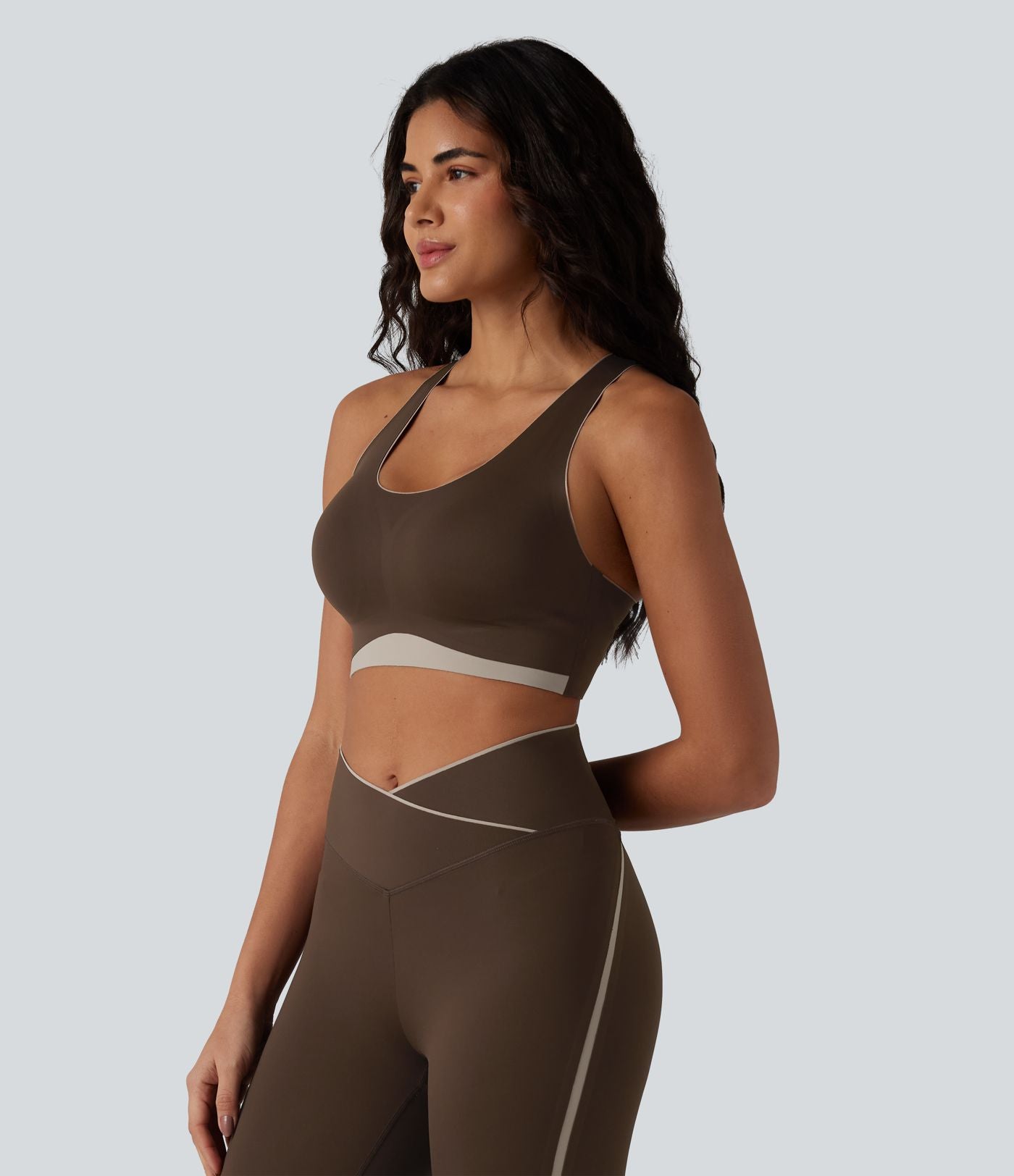 Brassière de sport maintien léger col U dos nageur color block avec soutien-gorge intégré