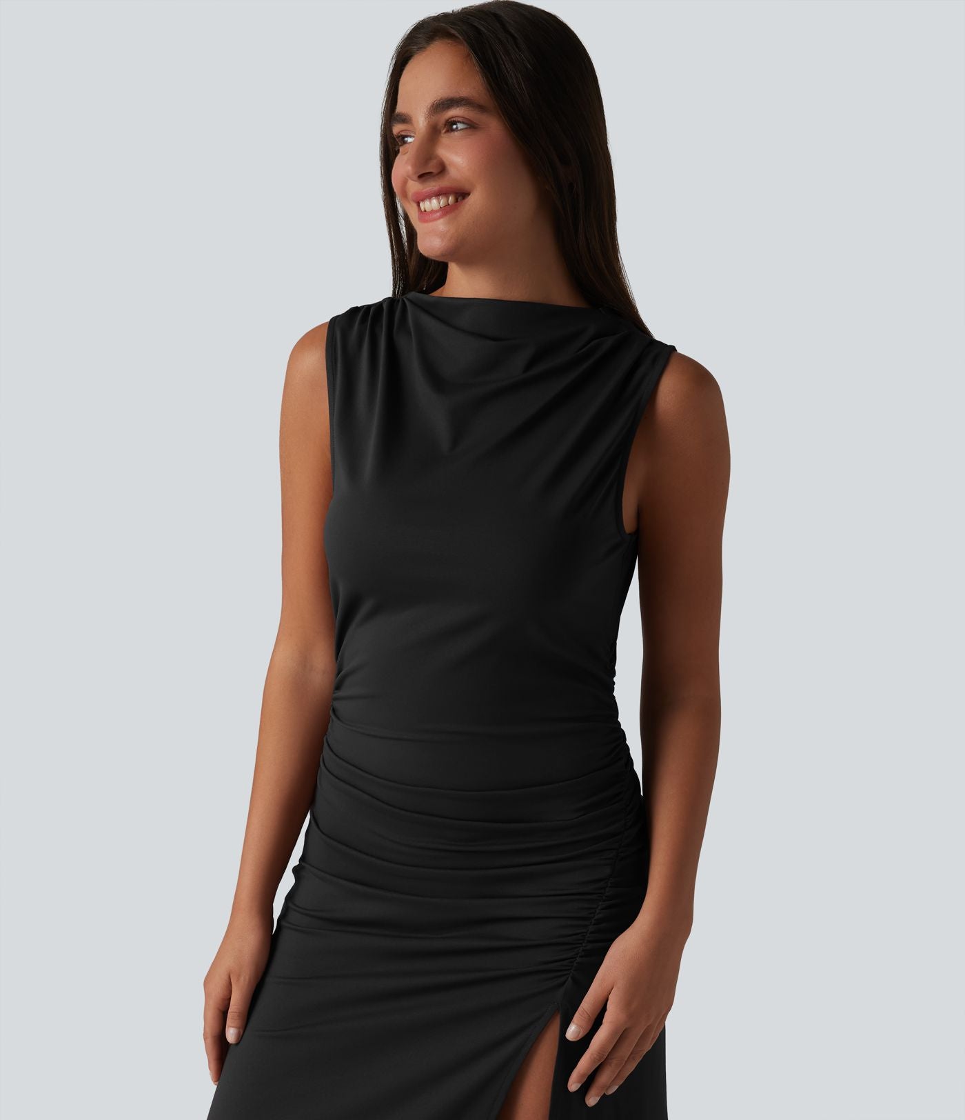 Robe décontractée moulante mi-longue col cheminée sans manches avec fermeture éclair invisible froncée et fente