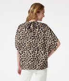 Blouse esprit bureau imprimé léopard à col montant, manches chauve-souris et lien au dos