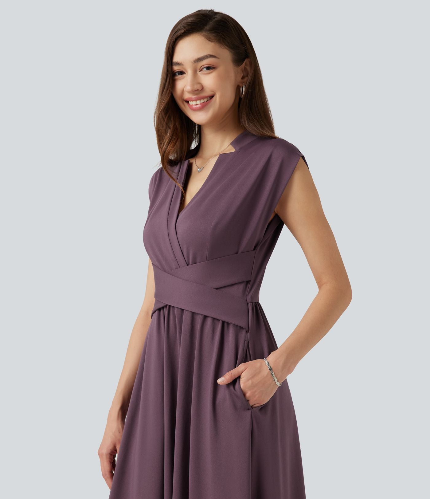 Robe midi fluide esprit bureau sans manches col V avec poches