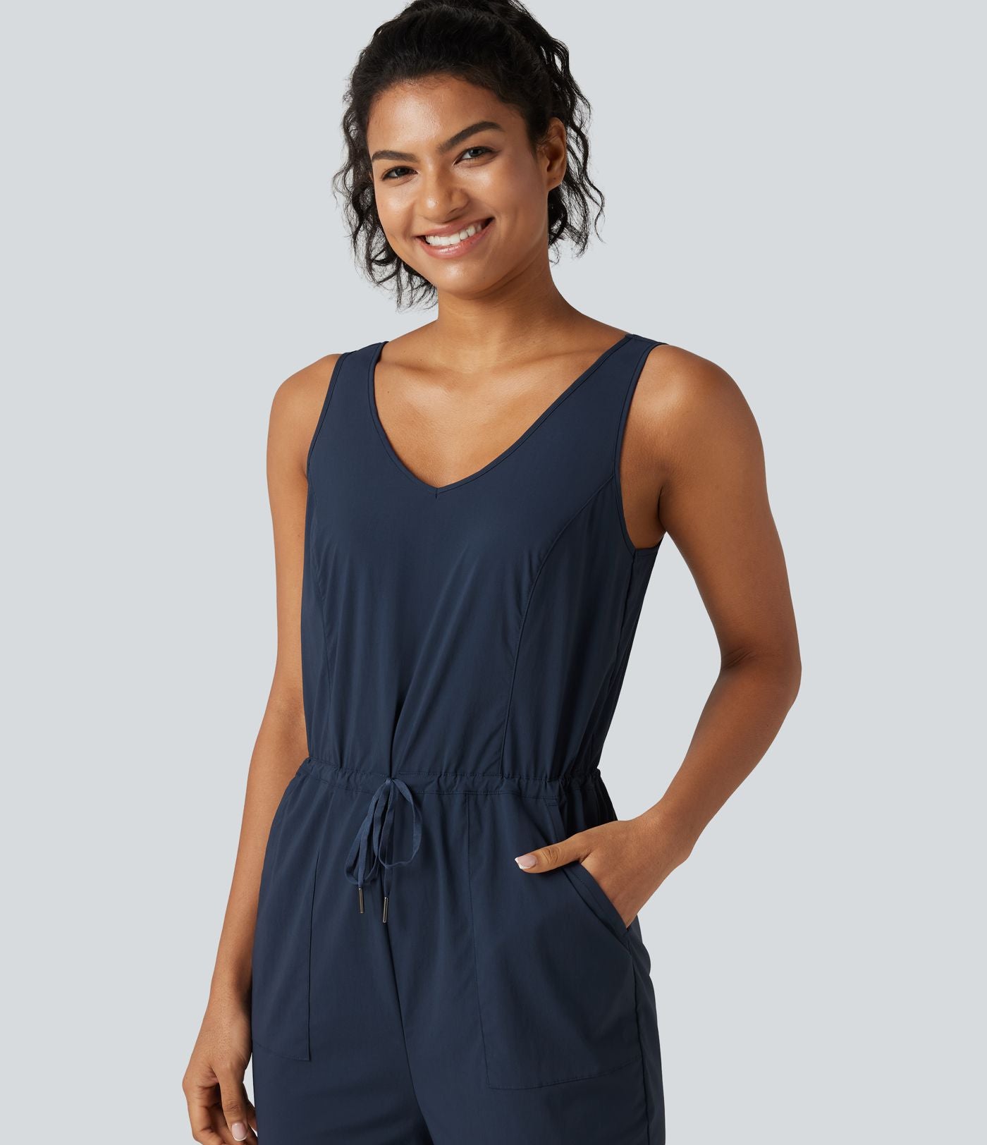 Combinaison de randonnée col V avec cordon de serrage, ourlet arrondi et poches