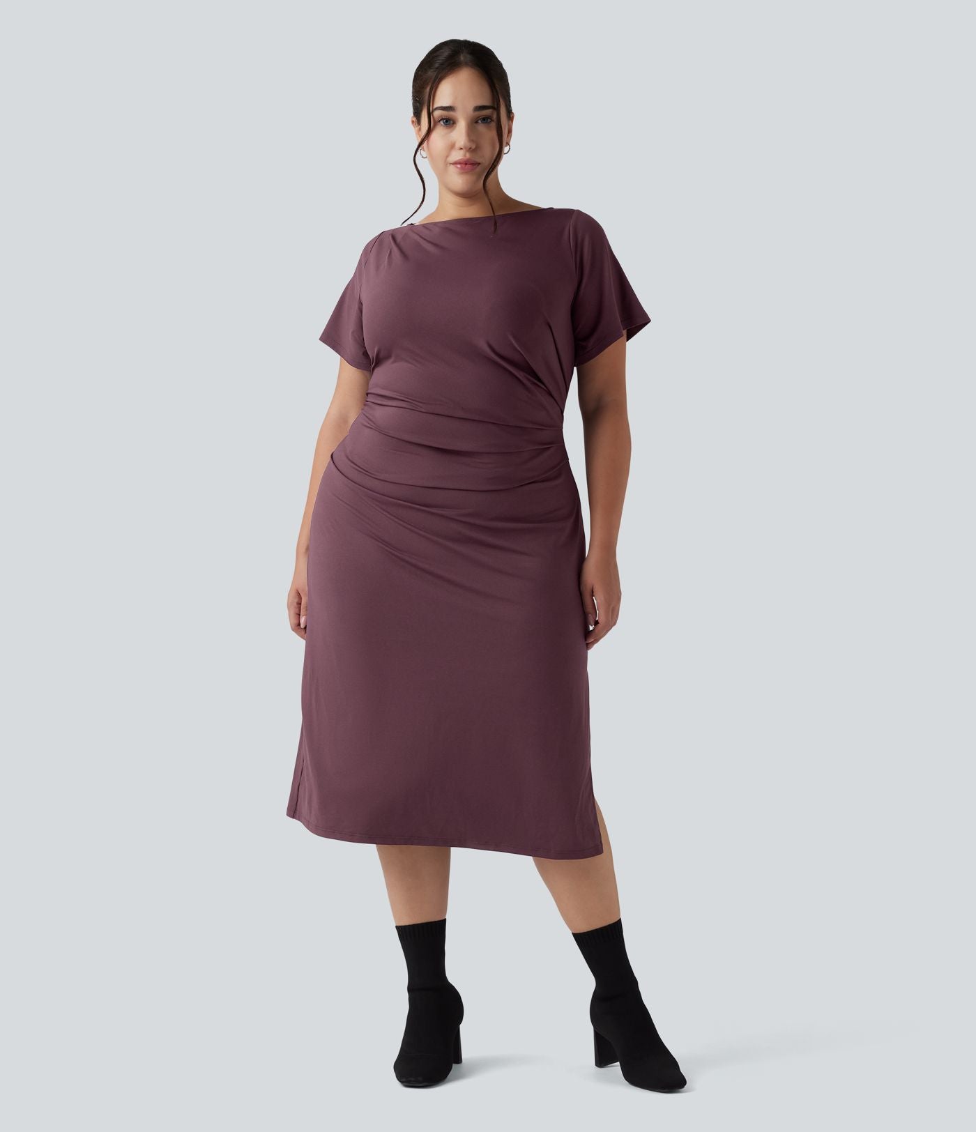 Robe midi grande taille moulante froncée à manches courtes avec fente pour le travail