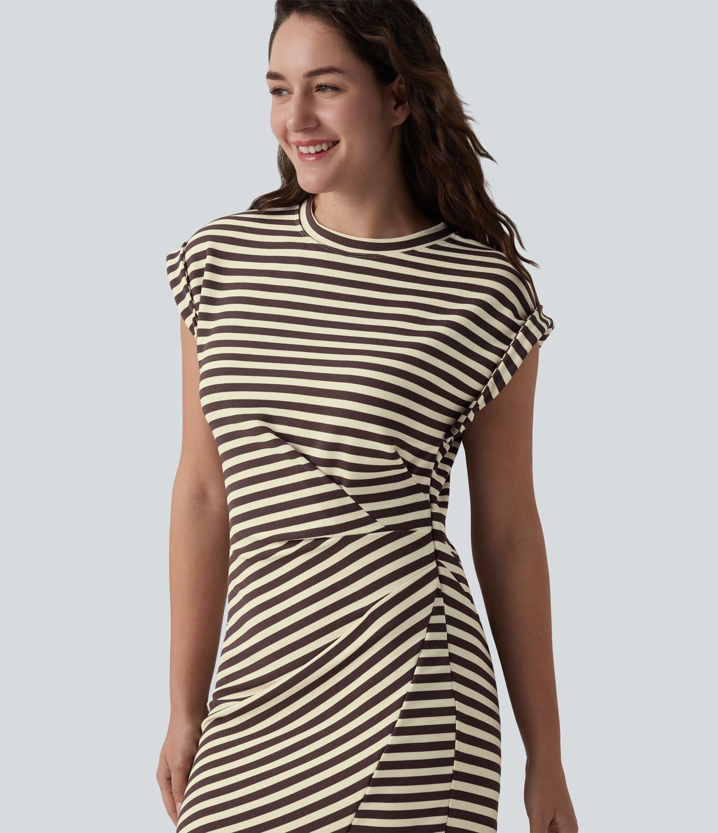 Robe T-shirt casual midi col rond manches courtes rayures gauffrées à ourlet asymétrique fendu