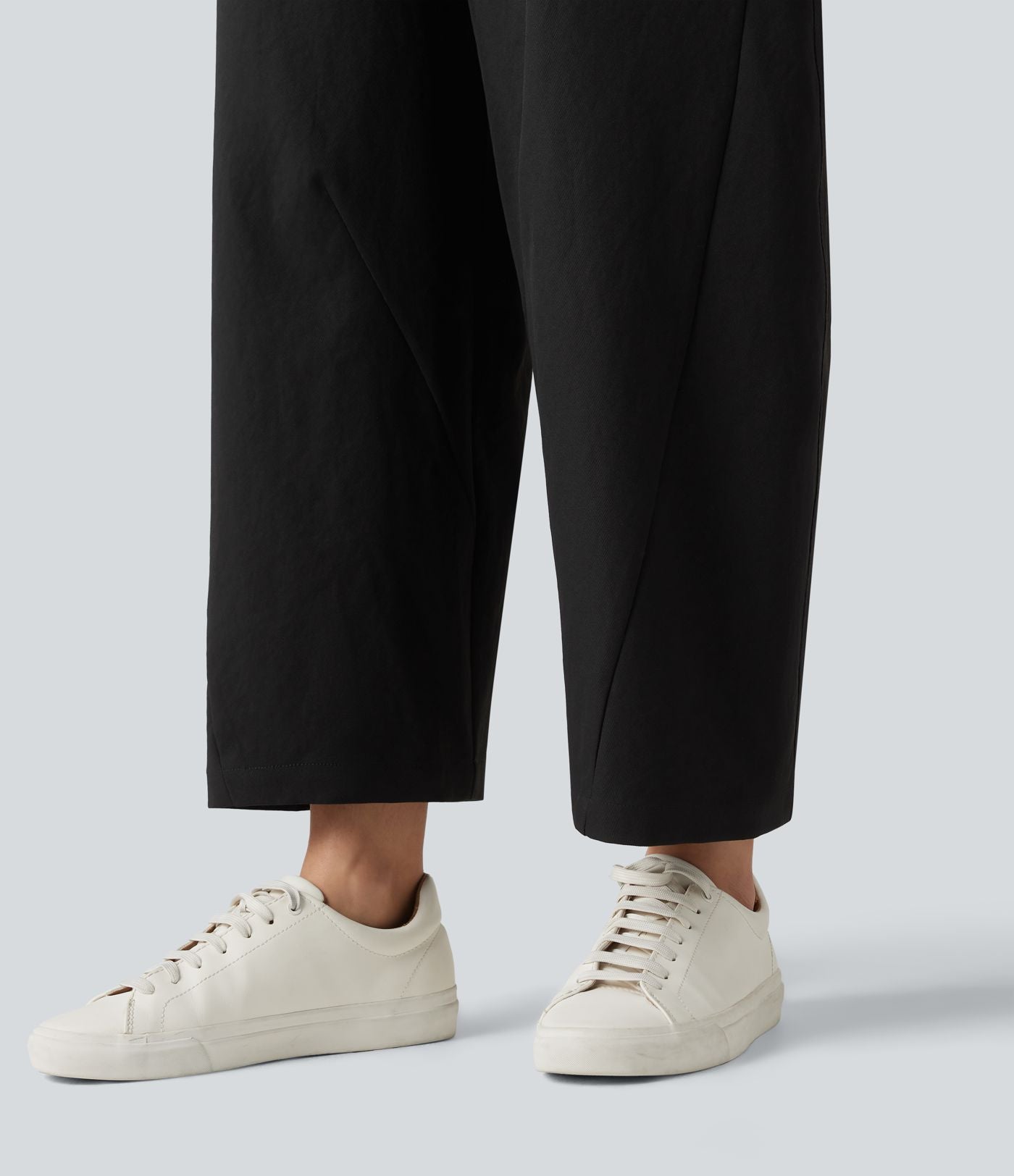 Pantalon décontracté à taille mi-haute, coupe ample et jambes fuselées, avec poches
