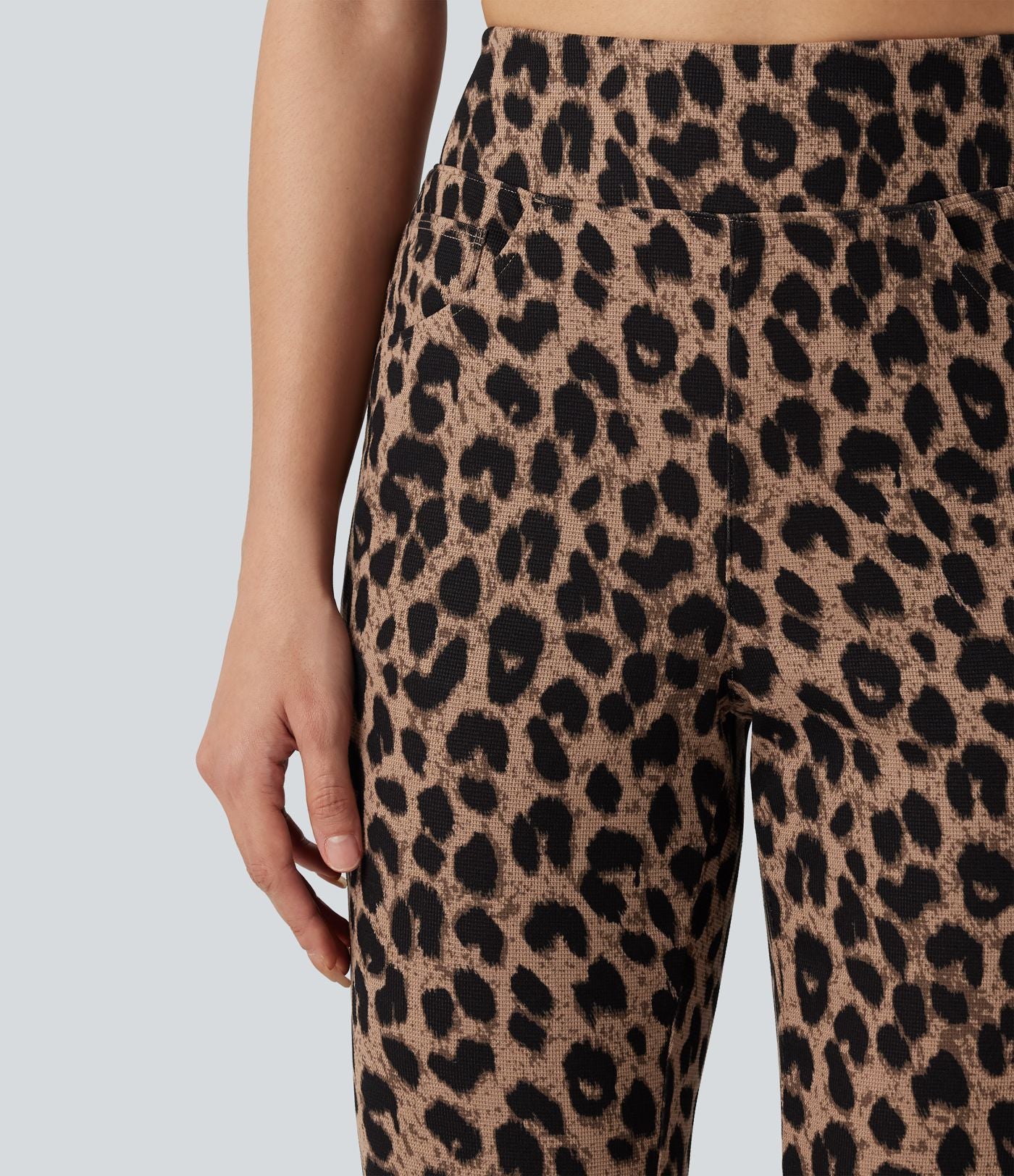 Pantalon flare taille haute en tissu gaufré imprimé léopard avec poches