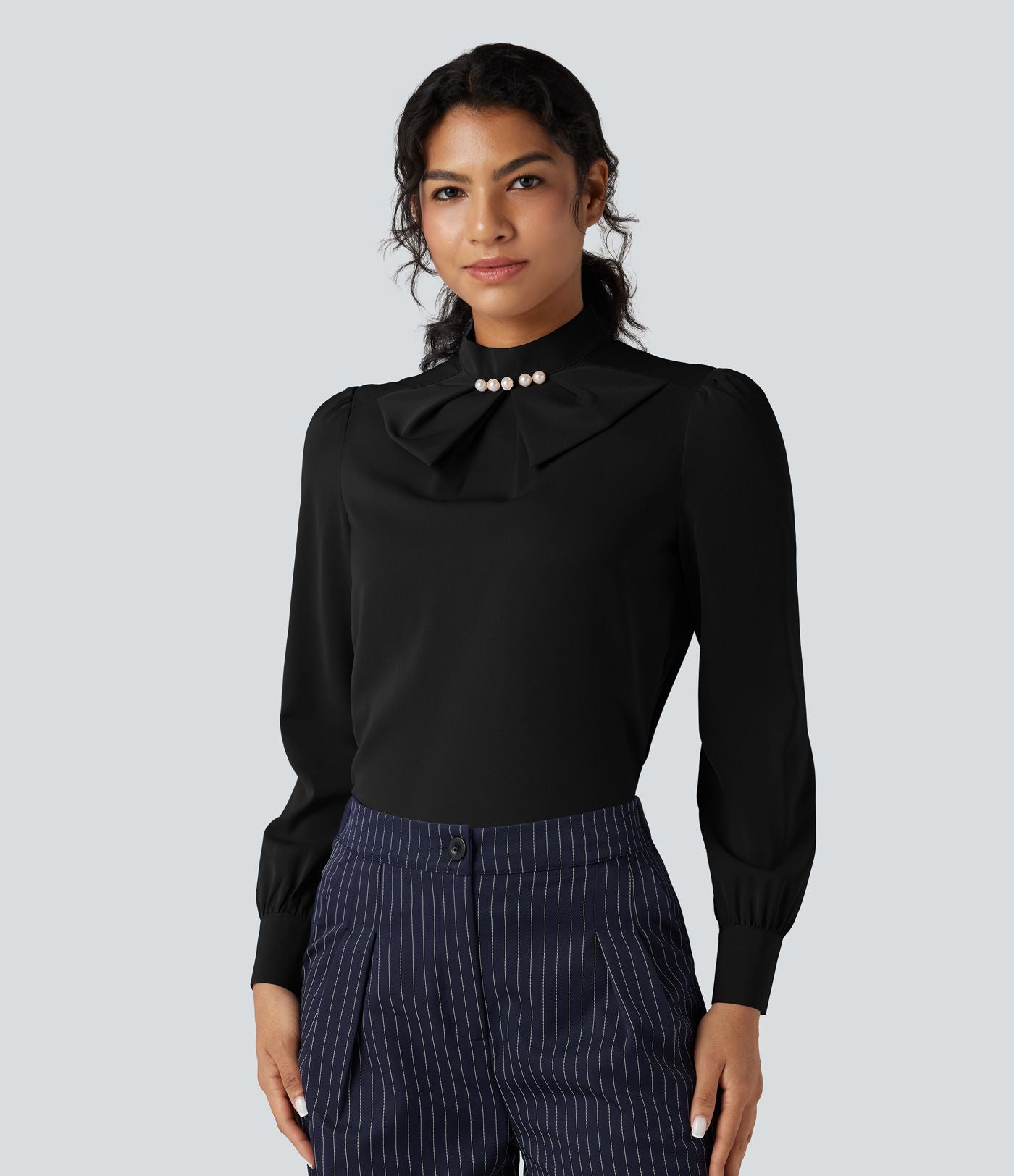 Chemise esprit bureau défroissage facile avec col lavallière, manches longues bouffantes et zip invisible au dos