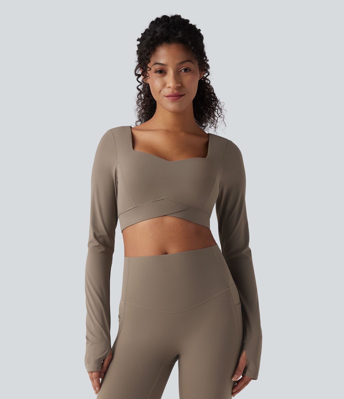Halara UltraSculpt™ Top court de sport push-up à manches longues avec passants pouces et ourlet croisé