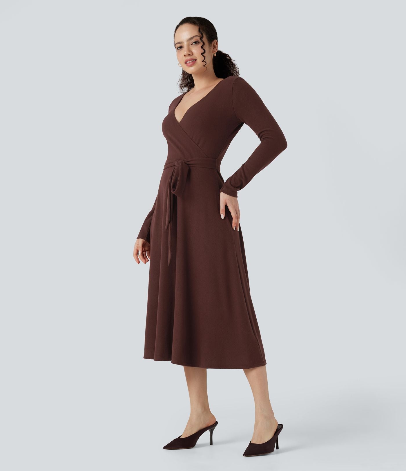 Robe fluide côtelée col V manches longues ceinturée mi-longue