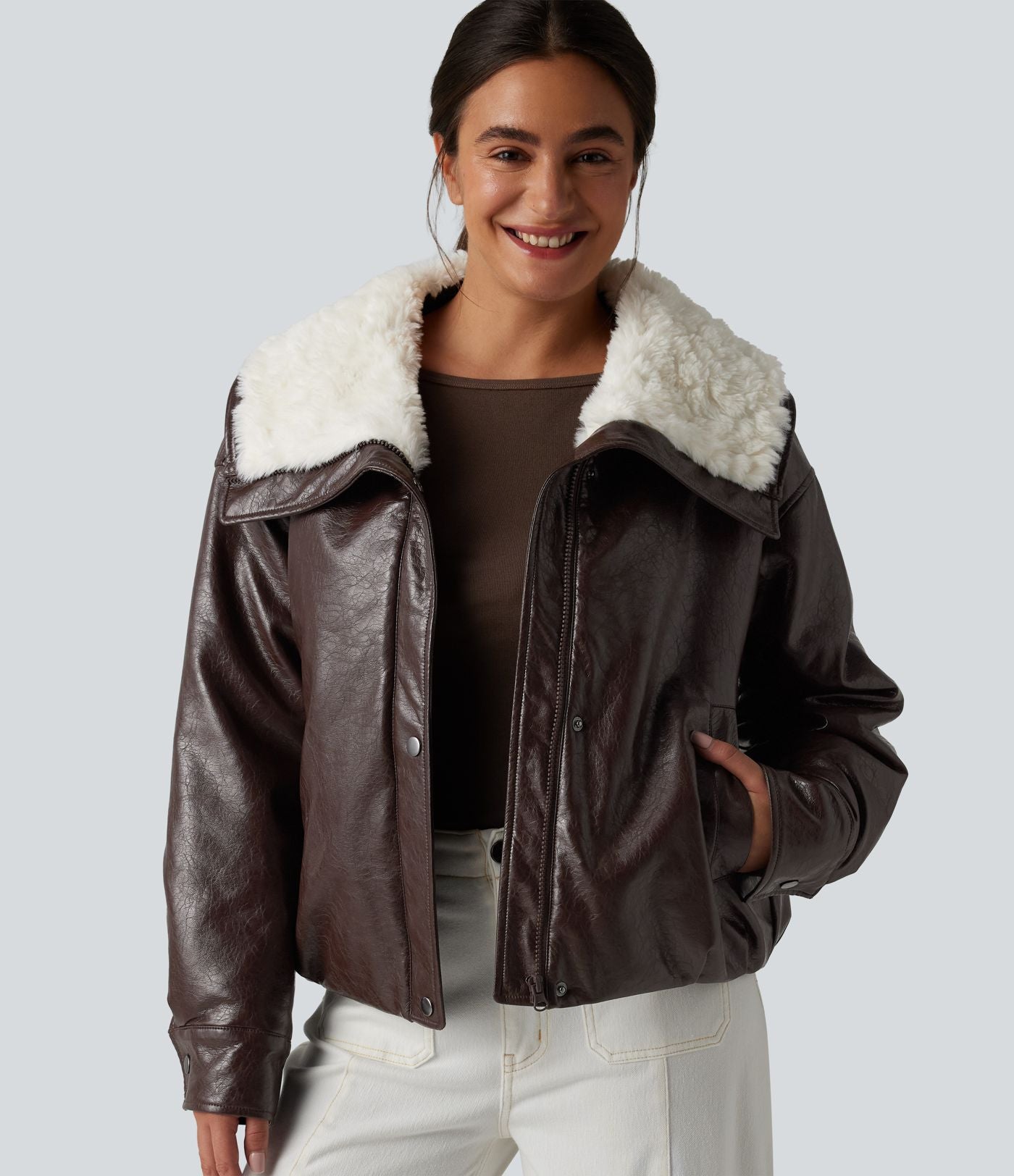 Veste casual en simili cuir à col en fausse fourrure et fermeture éclair avec poches