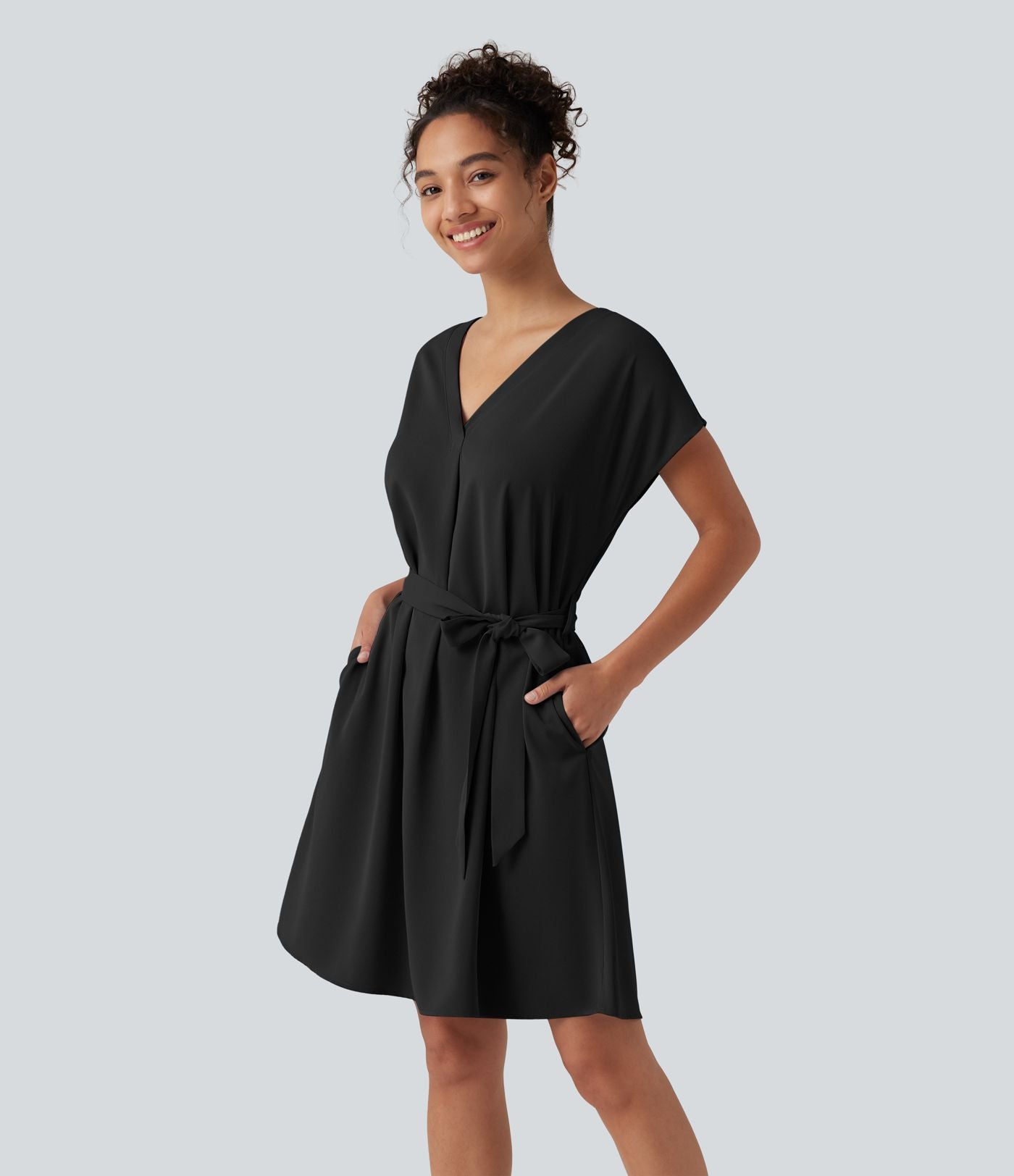 Robe mini esprit bureau défroissage facile, col V, ceinture, manches chauve-souris et poches