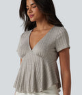 T-shirt casual babydoll en maille côtelée à col V, manches courtes et ourlet à volants