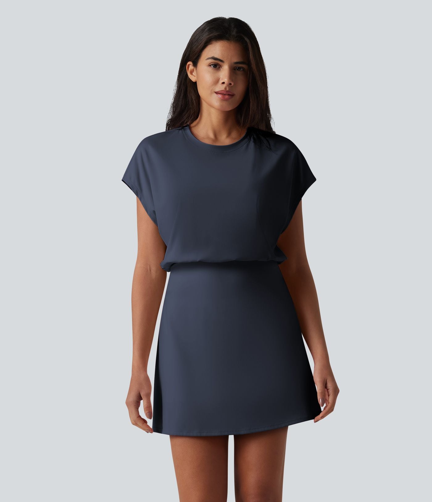 Robe de sport mini de yoga SoftlyZero™ Airy 2-en-1 effet frais InstantCool col rond à manches courtes, demi-zip et poches, accès facile Easy Peasy