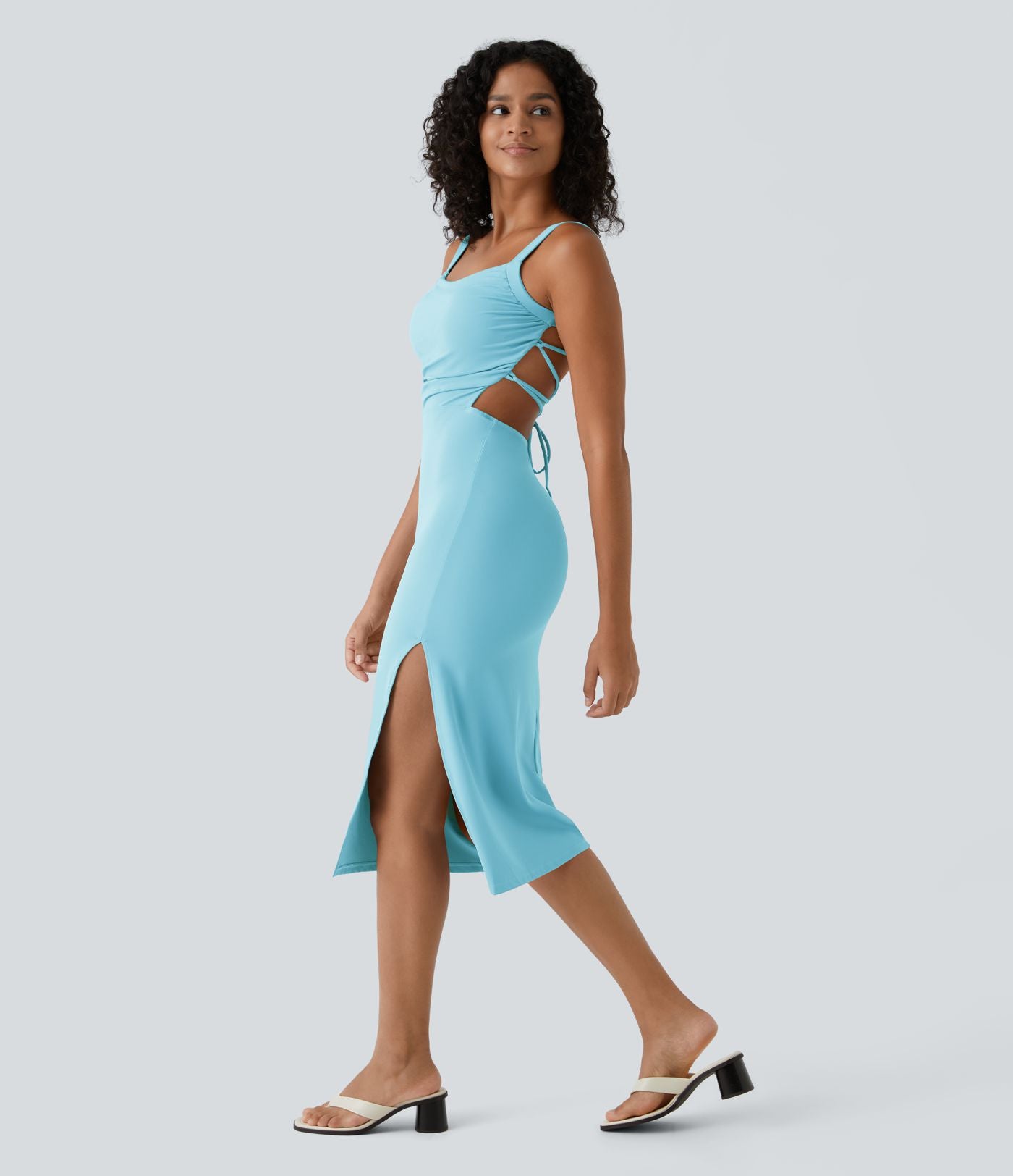 Robe midi laquée fendue, brassière intégrée, dos nu croisé