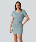 Robe courte moulante col V manches courtes froncée longueur mini allongée
