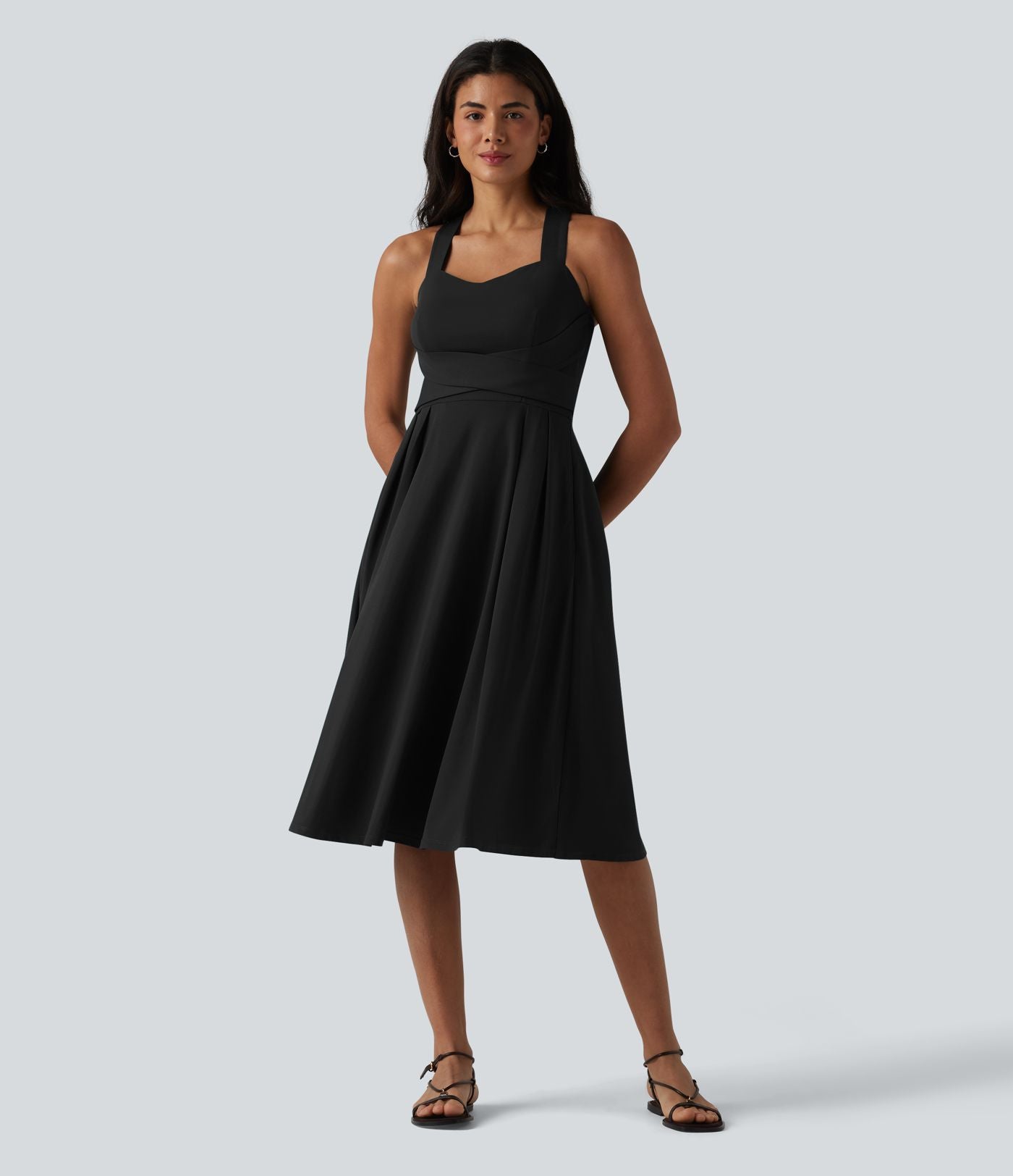 Robe midi fluide sans manches décolleté cœur avec bretelles croisées, nœud dans le dos et poches