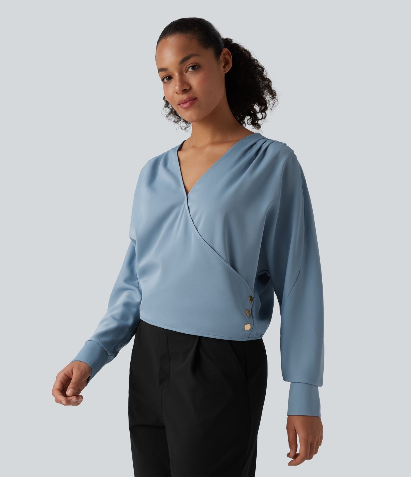 Blouse esprit bureau défroissage facile, col V, manches longues et boutons décoratifs