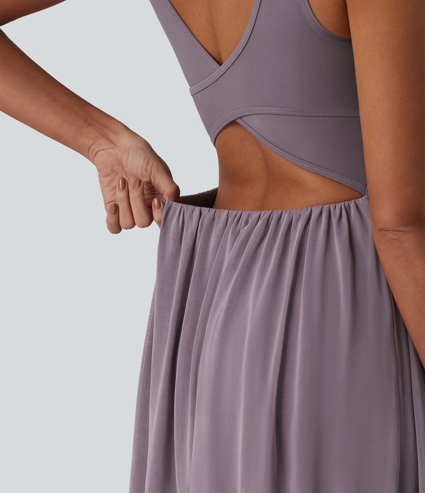 Robe de tennis courte fluide 2-en-1 SoftlyZero™ dos nu avec bretelles croisées, mesh contrasté, brassière intégrée et poches – Easy Peasy
