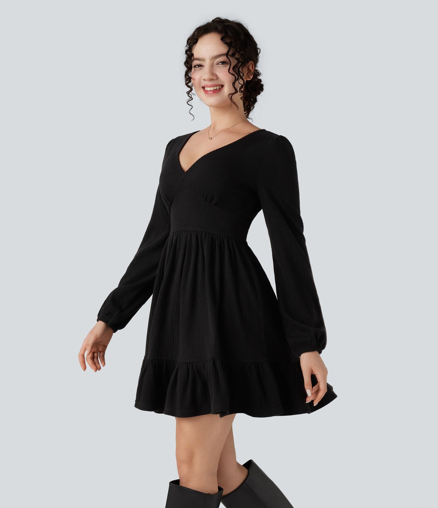Robe mini côtelée col V volants manches longues