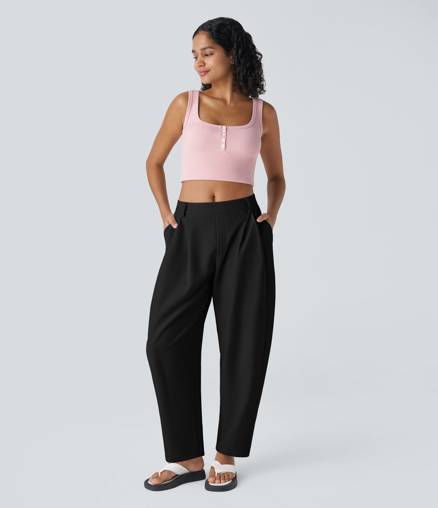 Pantalon tailleur ample, taille moyenne, coupe barrel, à poches