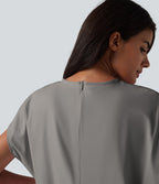 Robe de sport mini de yoga SoftlyZero™ Airy 2-en-1 effet frais InstantCool col rond à manches courtes, demi-zip et poches, accès facile Easy Peasy