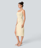 Robe corset midi moulante ruchée à encolure carrée, dos nu, brassière intégrée