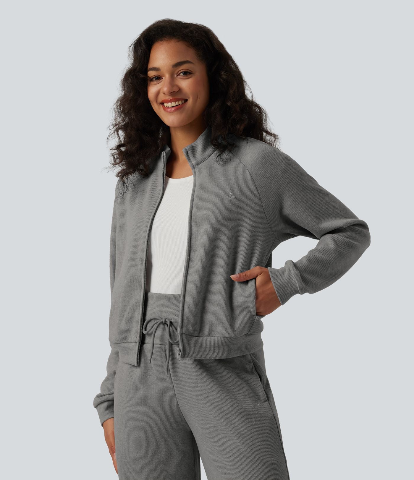 Veste casual côtelée à col montant, manches longues et fermeture zippée avec poches