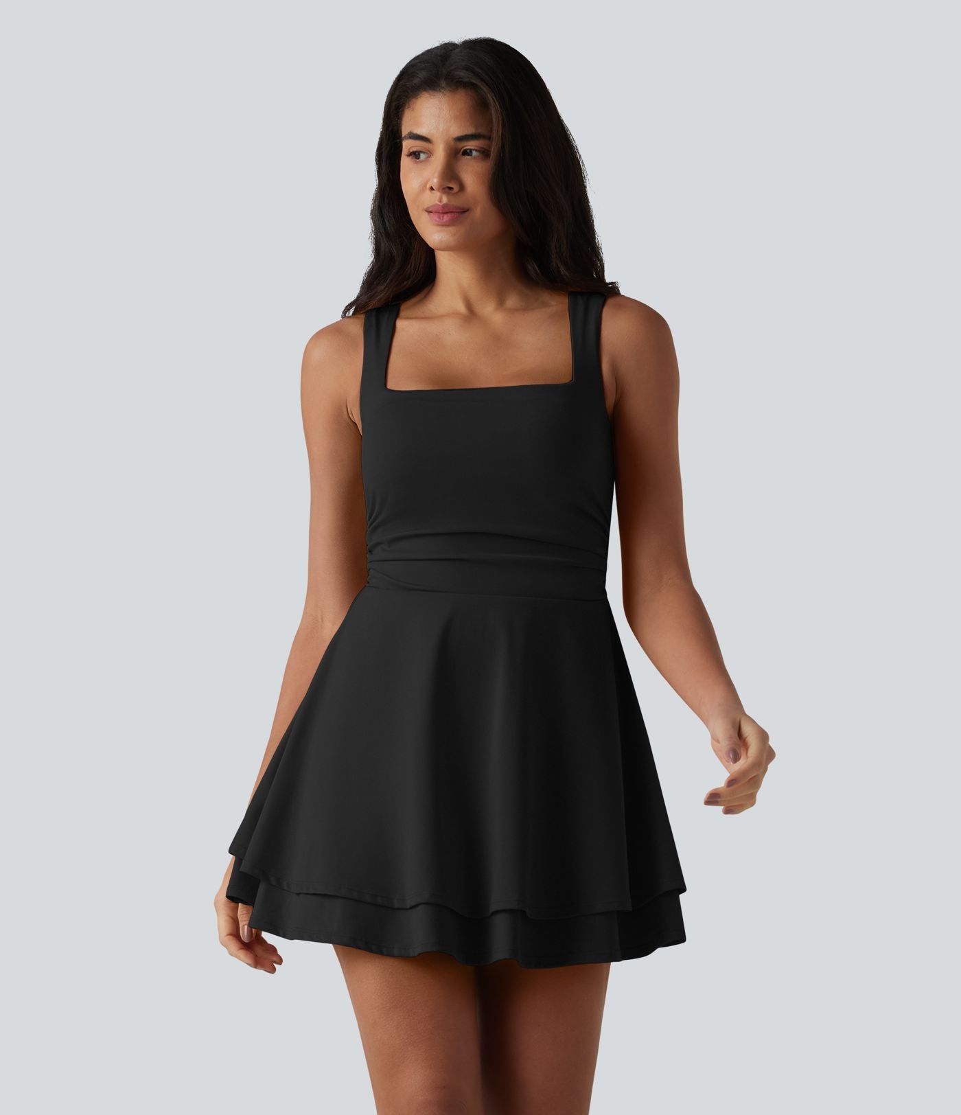 Robe-short de yoga SoftlyZero™ Airy effet frais InstantCool mini effet superposé à encolure carrée avec poches et accès facile Easy Peasy