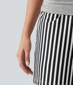 Short ample taille basse froncé à rayures avec poches, style vacances