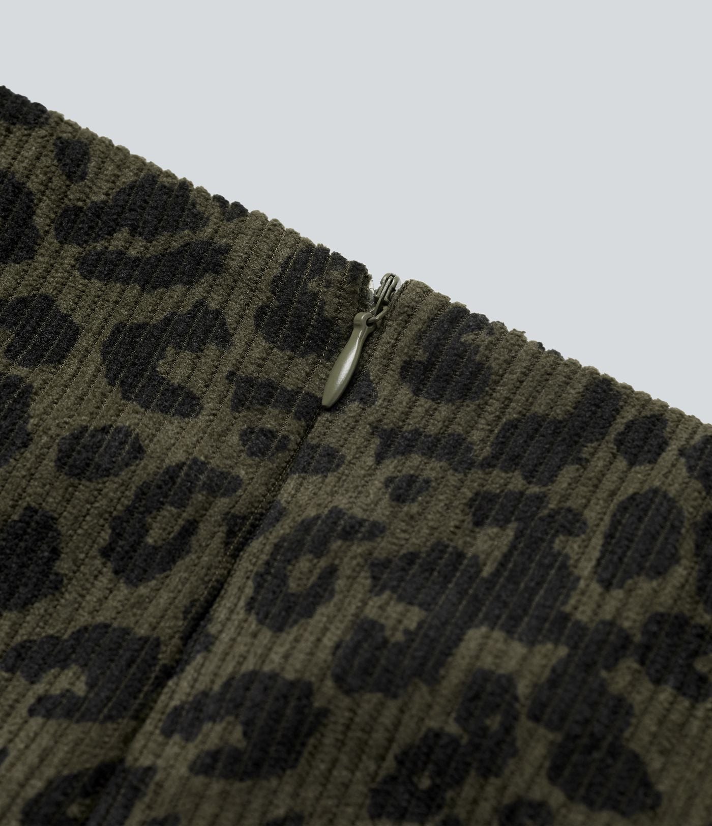 Jupe crayon mi-longue fendue velours côtelé imprimée léopard taille haute